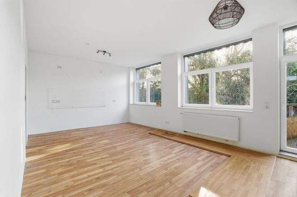 Wohnzimmer mit offener Küche Wohnung