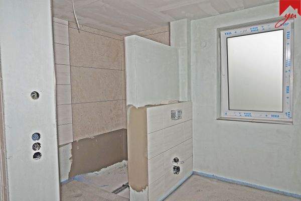 Badezimmer mit ebenerdiger Dusche