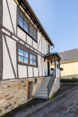 Gepflegter überdachter Eingangsbereich