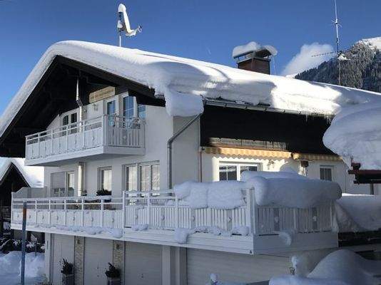 Hausansicht im Winter