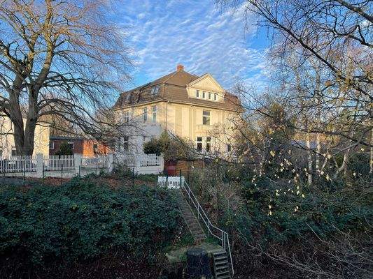 Blick von der Brücke auf das ganze Anwesen