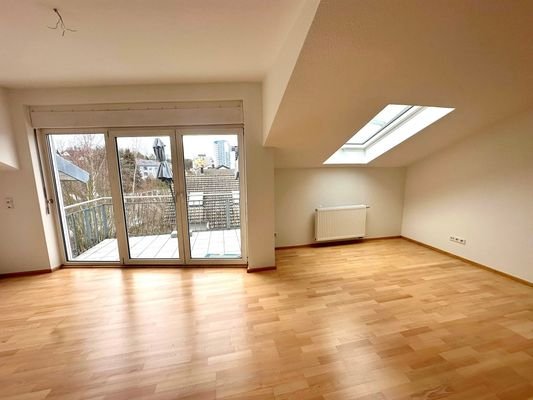 Wohnzimmer mit Zugang zum Balkon