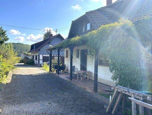 Haus 1 im Hintergrund u.Haus 2 mit Eingangsbereich