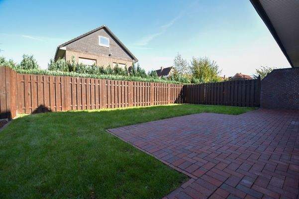 Blick auf Terrasse und Garten