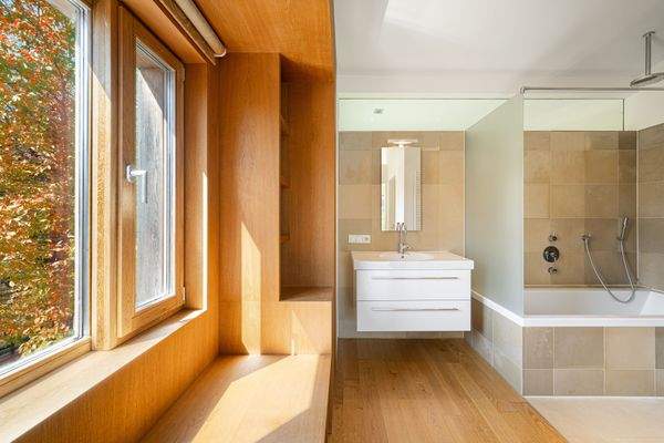 Master-Bad mit Einbauten