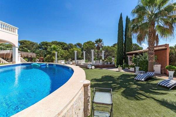 Gepflegter Swimmingpool und Garten