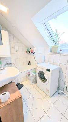 Bad mit Badewanne und Fenster - 2