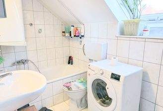 Bad mit Badewanne und Fenster - 2