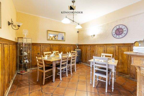 Sitzbereich mit Holztischen