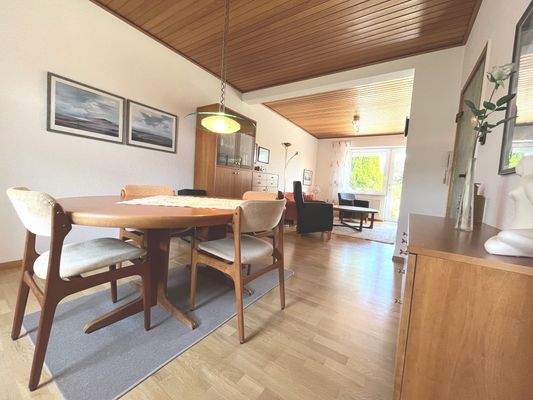 Tolles Esszimmer mit viel Platz zum gemeinsamen Genießen