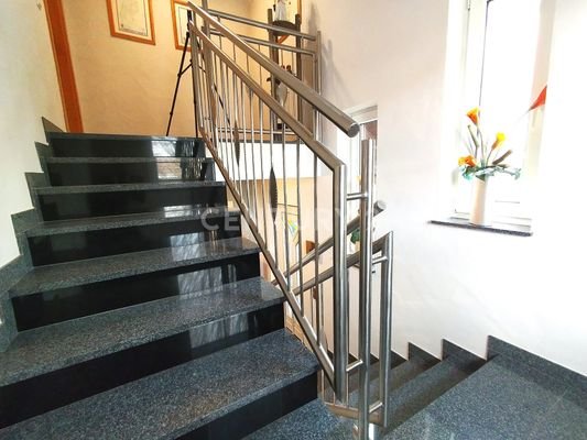 Das Treppenhaus mit wunderschönen Granitsstufen