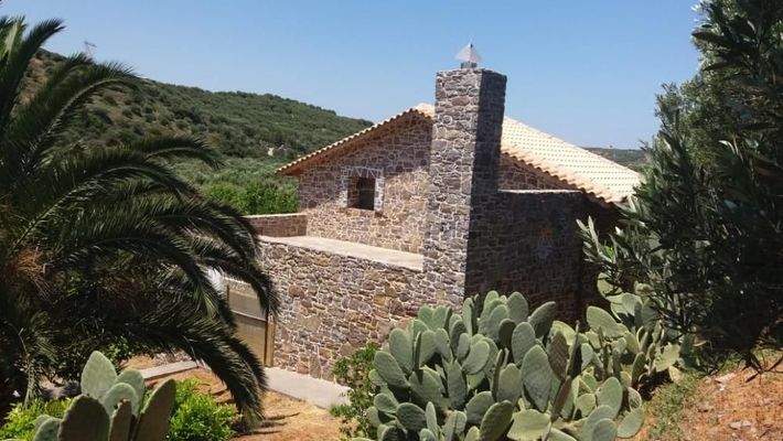 Kreta, Kato Episkopi: Traditionelles neu gebautes Steinhaus zum Verkauf
