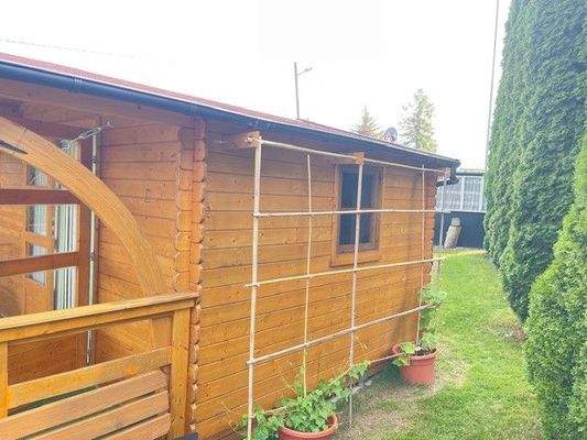 Seitlich zum Schuppen