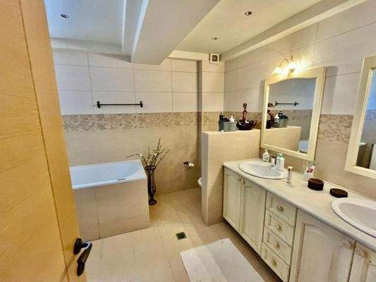 Kreta, Agios Nikolaos: Geräumige Wohnung im 2. Stock mit Panoramablick auf das Meer zu verkaufen