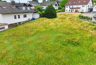 Grundstück mit Blick zur Straße 