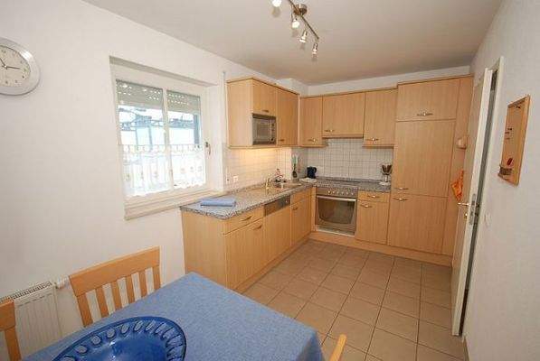 Küchenraum mit Einbauküche und Esstisch