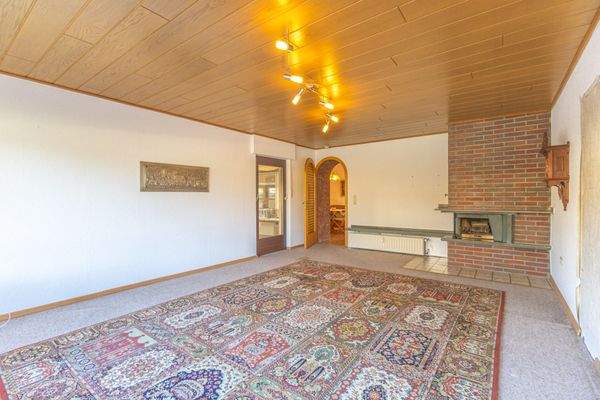 großes Wohnzimmer mit Kamin