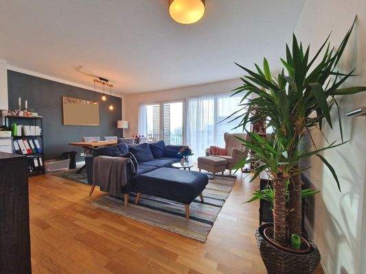 Wohn- und Essbereich mit Balkonzugang