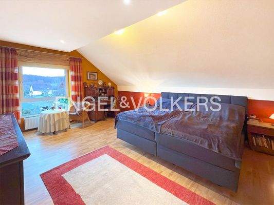 OG: Großzügiges Schlafzimmer mit angrenzendem Bad