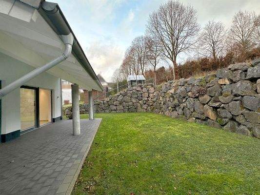 Terrasse mit angrenzendem Garten