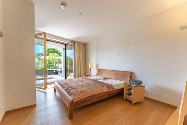 Hauptschlafzimmer mit Ausgang zur Dachterrasse