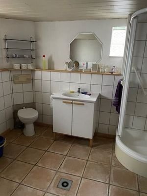 Badezimmer mit Fenster