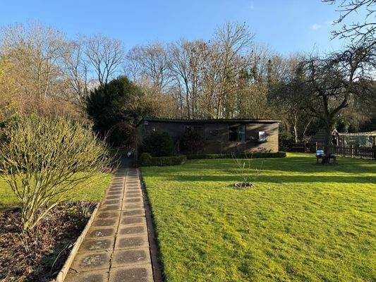 Grundstück mit Gartenhaus