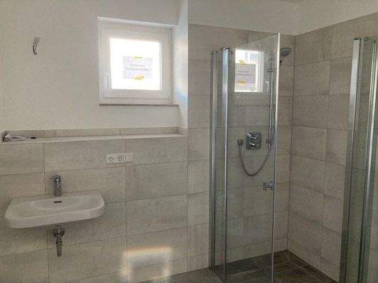 Tageslichtbad mit bodengleicher Dusche