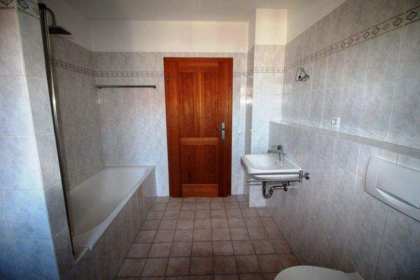 OG Bad mit Duschwanne