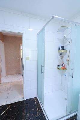 Badezimmer  2. OG ( Maisonette)