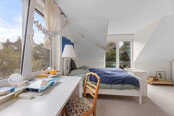 Sonnendurchflutetes Kinderzimmer mit großen Panoramafenstern