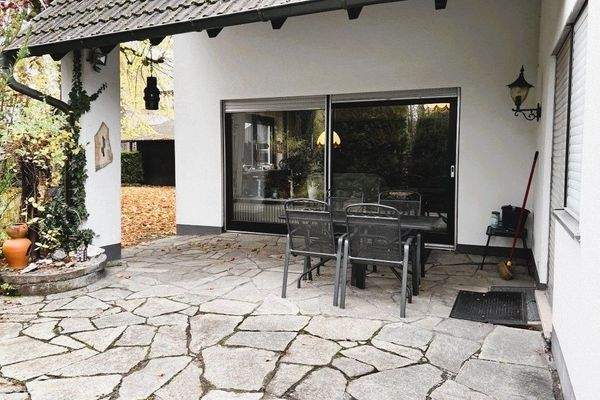 Große überdachte Terrasse