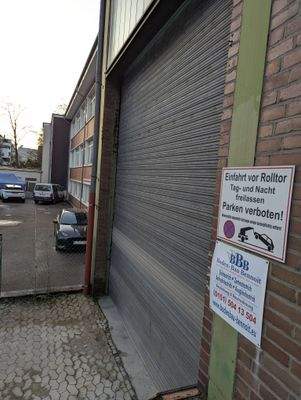 Halle - Tor Außen.jpg