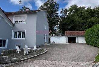 Aussenansicht mit Garagen