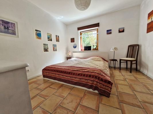 einladendes Gästezimmer neben WC/ Dusche EG