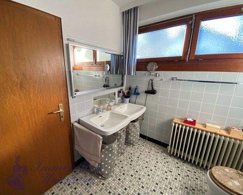 Bad mit zwei Waschbecken