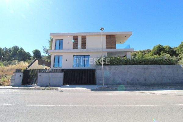 4-Bedroom Modern Villa with Castle Views in Biar Alicante