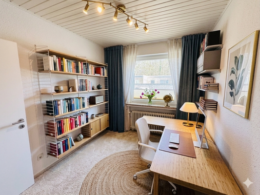 Beispielbild, erstellt mit KI - Arbeitszimmer