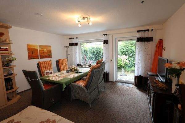 Wohn- und Esszimmer (Blick zur Terrasse)