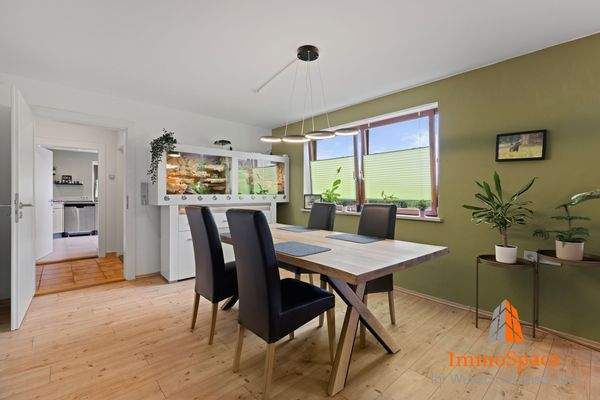 Blick vom Esszimmer in die Küche