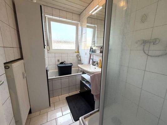 Bad mit Wanne und Dusche