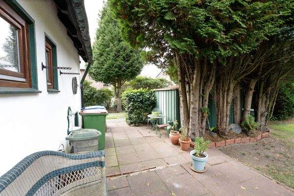 seitlicher Eingang zur Terrasse hinten.jpg