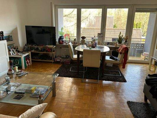 Wohnzimmer mit Balkonzugang 