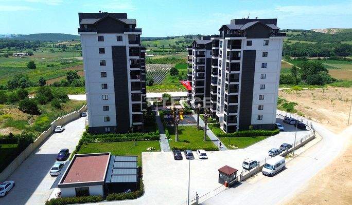 Ready-to-Move-In Apartments in a Complex with a Pool in Nilüfer