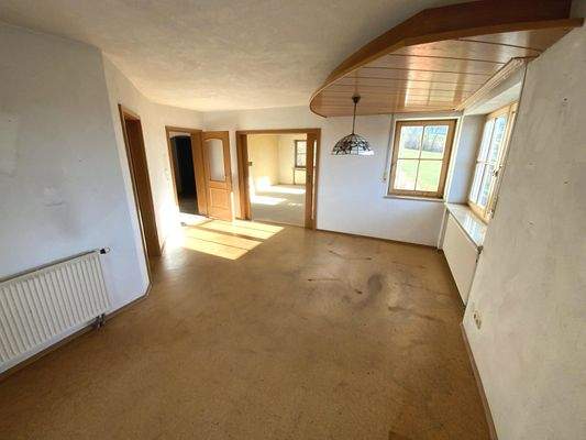 Esszimmer mit Durchgang ins Wohnzimmer