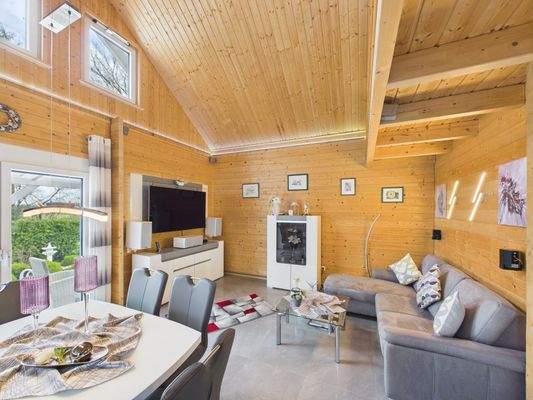 CAM03784G0-PR0102-STILL027