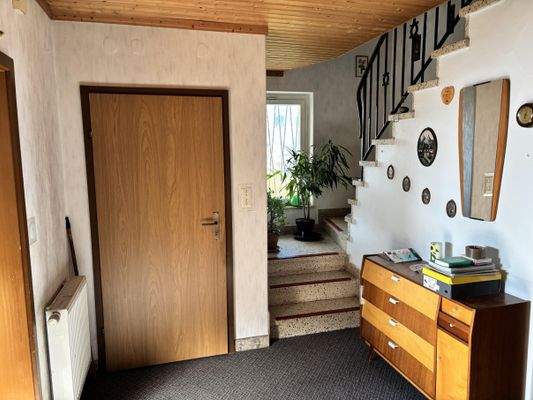 große Diele mit Treppenanlage zum Dachgeschoss