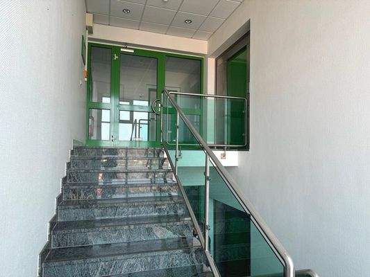 Treppenhaus mit Aufzug