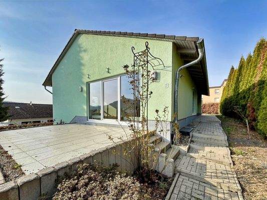 Terrasse und Weg zum Eingangsbereich Erdgeschoss