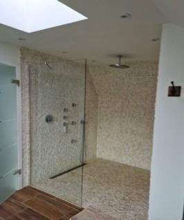 Große ebenerdige Dusche